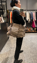 Load image into Gallery viewer, 義大利Vicmatie/Large shoulder bag