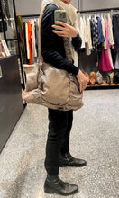 Load image into Gallery viewer, 義大利Vicmatie/Large shoulder bag