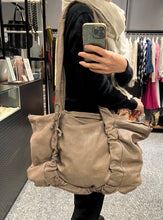 Load image into Gallery viewer, 義大利Vicmatie/Large shoulder bag