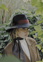 Load image into Gallery viewer, Doria/Navy Felt Lady Hat