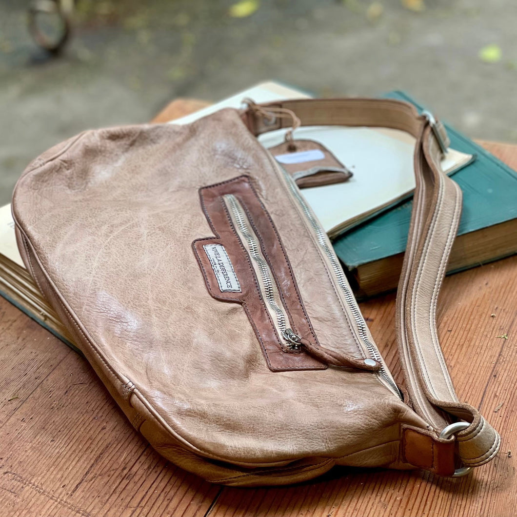 Vive La Difference/Light beige shoulder bag