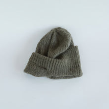 Load image into Gallery viewer, 日本設計師帽款/Unisex Mohair Knitting Cap (Khaki/Black)