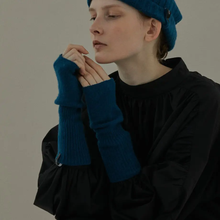 Load image into Gallery viewer, 日本設計師帽款/Cashmere Knitting Gloves (Black/Beige/Sea Blue) - OBEIOBEI